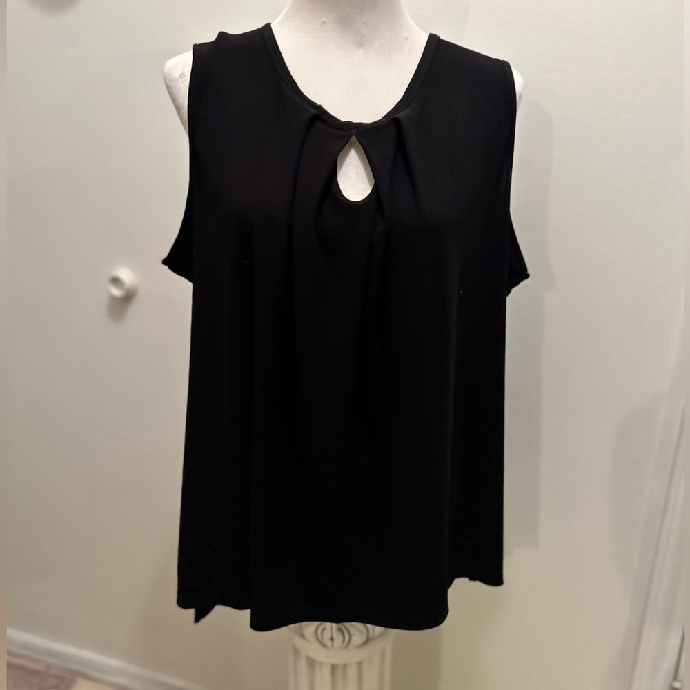 50%offw❤️ 89TH & Madison sleeveless keyhole pleated front Blouse 1X